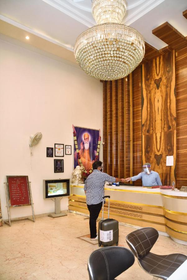 Aman Continental - 2mins From Railway Station And 5 Mins From Metro 3*